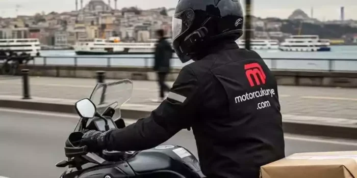 Motorcu kurye yolda