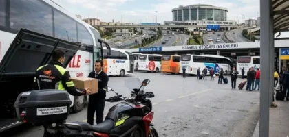 Otogar ve havalimanı kurye çözümleri kapsamında Esenler Otogarı peronunda paket teslimatı yapan MotorcuKurye ekibi.