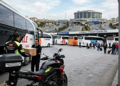 Otogar ve havalimanı kurye çözümleri kapsamında Esenler Otogarı peronunda paket teslimatı yapan MotorcuKurye ekibi.