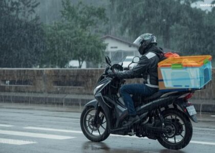 Güvenli paket teslimatı için su geçirmez çanta kullanan yağmurlu hava kuryesi