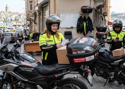 MotorcuKurye.com ekipleri İstanbul Galata Tower manzaralı sokaklarda paket teslimatı öncesi kurye çantalarını kontrol ediyor.